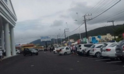 Casal de turista tem carro arrombado e pertences levados em estacionamento de loja