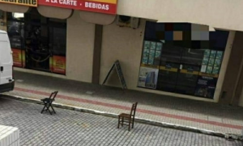 Comerciantes usam cadeiras para guardar vaga de estacionamento em via pública