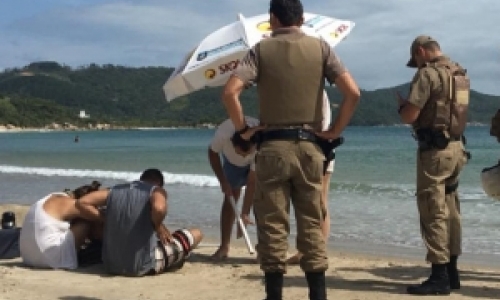 Criança de 7 anos morre por conta de um foguete de vara lançado na praia