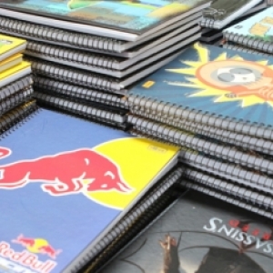 Pais começam pesquisar por preço de material escolar para filhos