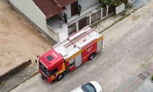 Possível incêndio em residência mobiliza bombeiros
