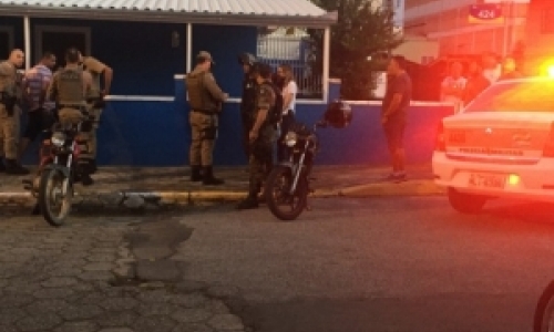 Depois de assaltar loja e levar R$ 200, suspeito é detido por populares