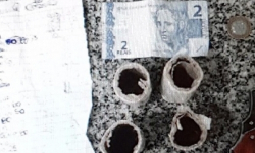 Drogas e folha com anotações do tráfico são apreendidas em abordagem policial