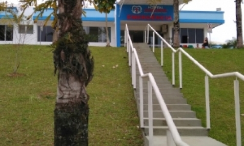 Criminoso invade hospital, arranca tv na frente de funcionária e consegue fugir