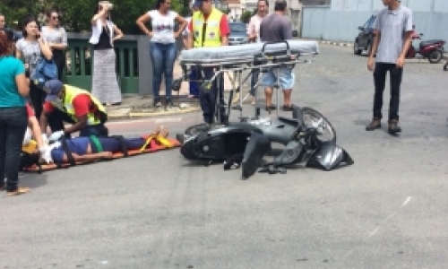 Motociclista provoca acidente e foge na contramão; mulher fica ferida