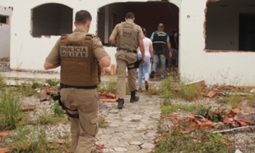 Casa abandonada é usada como ponto de usuários de drogas