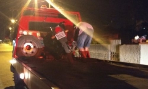 Motociclista fura bloqueio da polícia, foge em alta velocidade, mas acaba detido