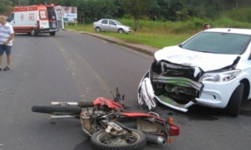 Forte colisão frontal entre carro e motocicleta deixa um homem ferido