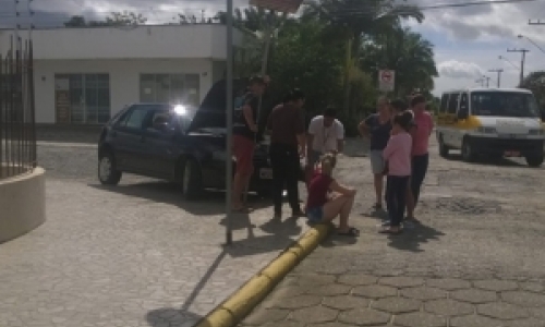 Caminhão tenta acesso em rua de circulação proibida e se envolve em acidente