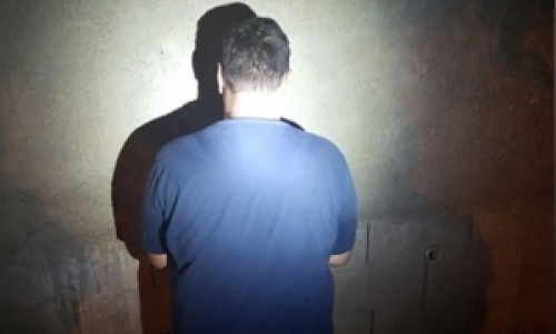 Acusado de estupro, homem é preso enquanto chegava na sua residência