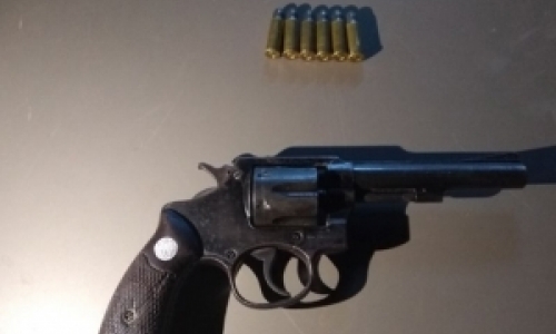 Em barreira policial, homem é preso em flagrante por porte ilegal de arma