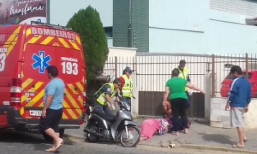 Motociclista cai e sofre fratura ao se desequilibrar com cachorro solto em via 