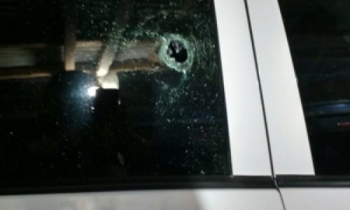 TIJUCAS: Bala perdida atinge veículo onde estava uma mulher e um bebê