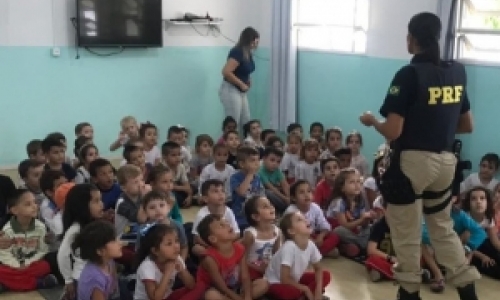 Policiais rodoviários visitam escola e falam às crianças sobre as regras do trânsito