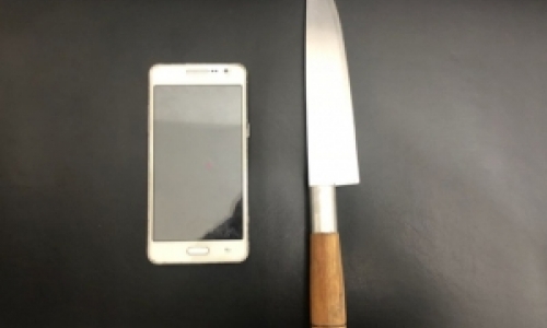 Com uma faca, criminoso ameaça vítima, rouba celular e é preso em seguida
