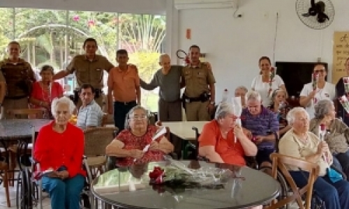 Idosos recebem homenagem da PM em comemoração ao Dia das Mães