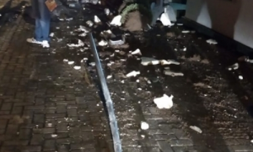 Veículo desgovernado invade calçada e causa estragos no Centro da cidade