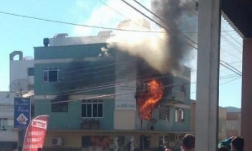 Incêndio de grandes proporções atinge prédio comercial e causa destruição
