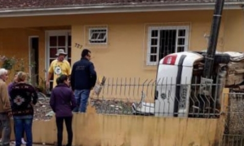 Carro capota e invade terreno de residência; motorista precisou ser desencarcerado