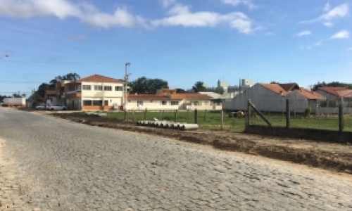 TIJUCAS: Ruas recebem sistema de drenagem que antecedem a pavimentação asfáltica 