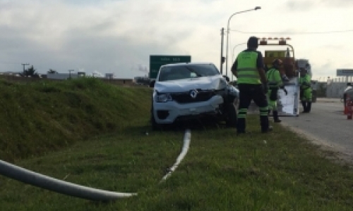Motorista fica preso às ferragens após capotar veículo às margens da BR-101