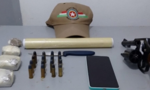 Casal é preso por posse ilegal de arma de fogo e tráfico de drogas 