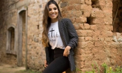 Fenômeno da música gospel, Gabriela Rocha se apresenta em Porto Belo 