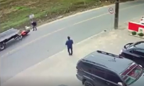 Motociclista bate violentamente na traseira de um caminhão parado na via