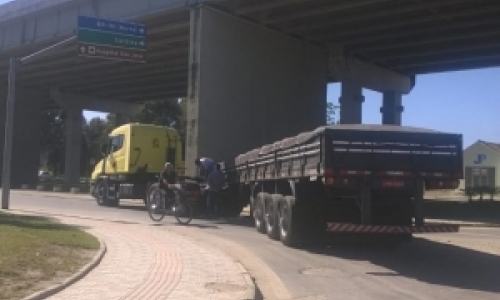 Carroceria se desprende de carreta e causa filas em horário de pico
