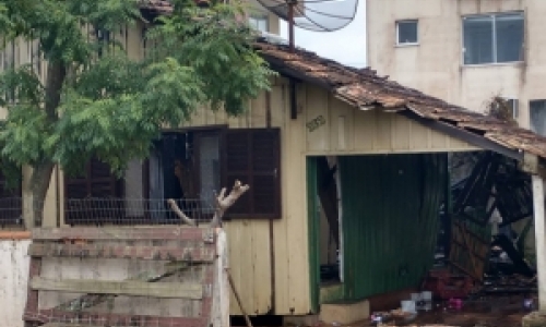 Família perde quase tudo em incêndio que teria começado em curto circuito