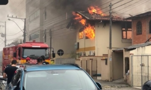 Incêndio em pousada assusta moradores vizinhos; origem do fogo é desconhecida