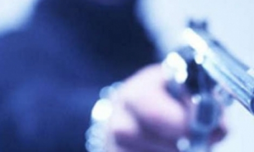Vítima de tentativa de assalto é rendida por dois homens armados em uma moto