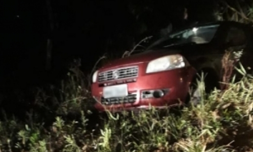 SUSTO: Carro roda na pista e para às margens da SC-410 após colisão lateral