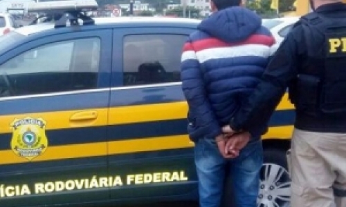 Cerca de 60 quilos de cocaína são encontrados, escondidos em carro importado