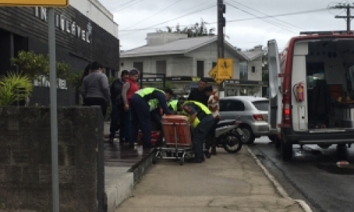 Motociclista fica ferida após se envolver em colisão com automóvel no centro da cidade