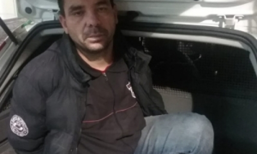 Com mandado de prisão ativo, homem tenta se esconder da PM em lixeira