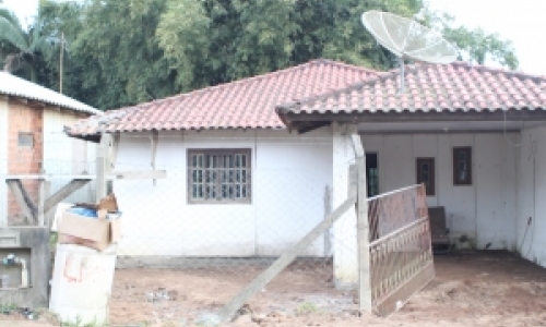 Estrutura de imóvel fica comprometida após adutora romper e água invadir residência