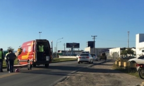 Motociclista se distrai e colide contra veículo na marginal da BR-101