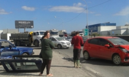 Motorista tenta fazer retorno na marginal da BR-101 e é atingido por outro veículo