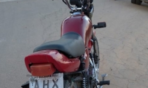 Motociclista faz manobras na frente da PM e é reconhecido por ser foragido do presídio 