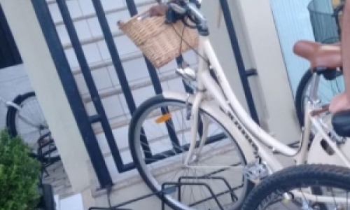 Bicicleta é furtada em frente à ótica localizada na principal avenida da cidade