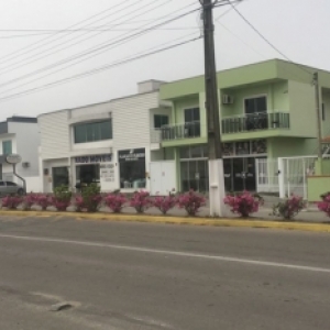 Sujeito tenta agredir policial com tesoura em punho após ser abordado em barbearia
