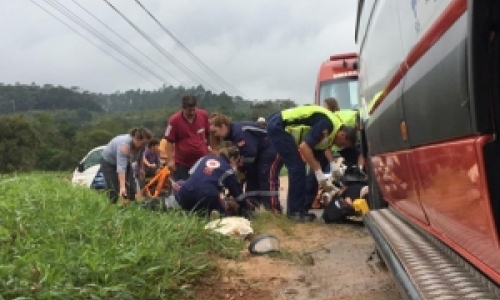 PLANTÃO: Casal em motocicleta fica ferido após colisão com veículo na SC-410