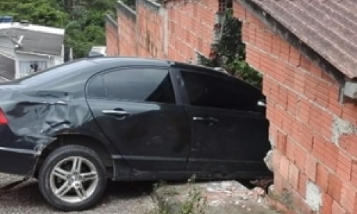 Policiais são impedidos por populares de prender suspeito que foge algemado