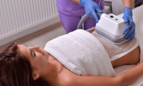 Mulheres terão promoção especial em clínica de tratamento estético; saiba onde