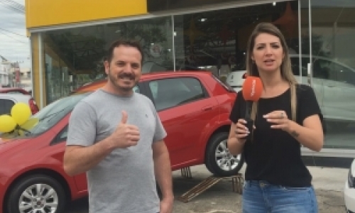 Loja de automóveis abre no feriado e apresenta facilidades no financiamento