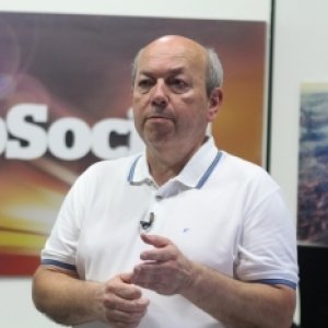 Muitas vezes nos momentos de tristeza e alegria, ela surge. O que a lágrima significa?