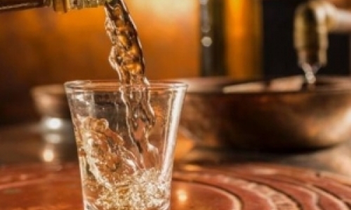 Jovem é encontrado morto após ingerir 1 litro e meio de bebida alcoólica de uma só vez