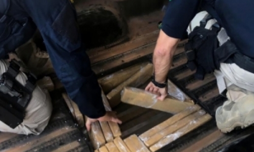 Dupla que fazia escolta de veículo que transportava drogas é barrada na BR-101