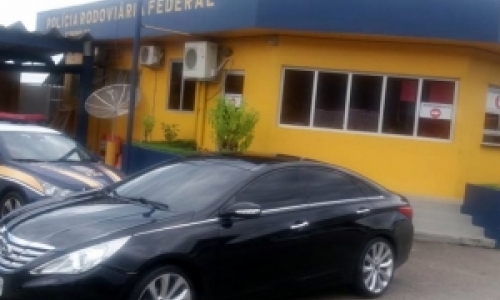 Polícia flagra carro de luxo com R$ 22 mil em débitos e dirigido por condutor sem CNH